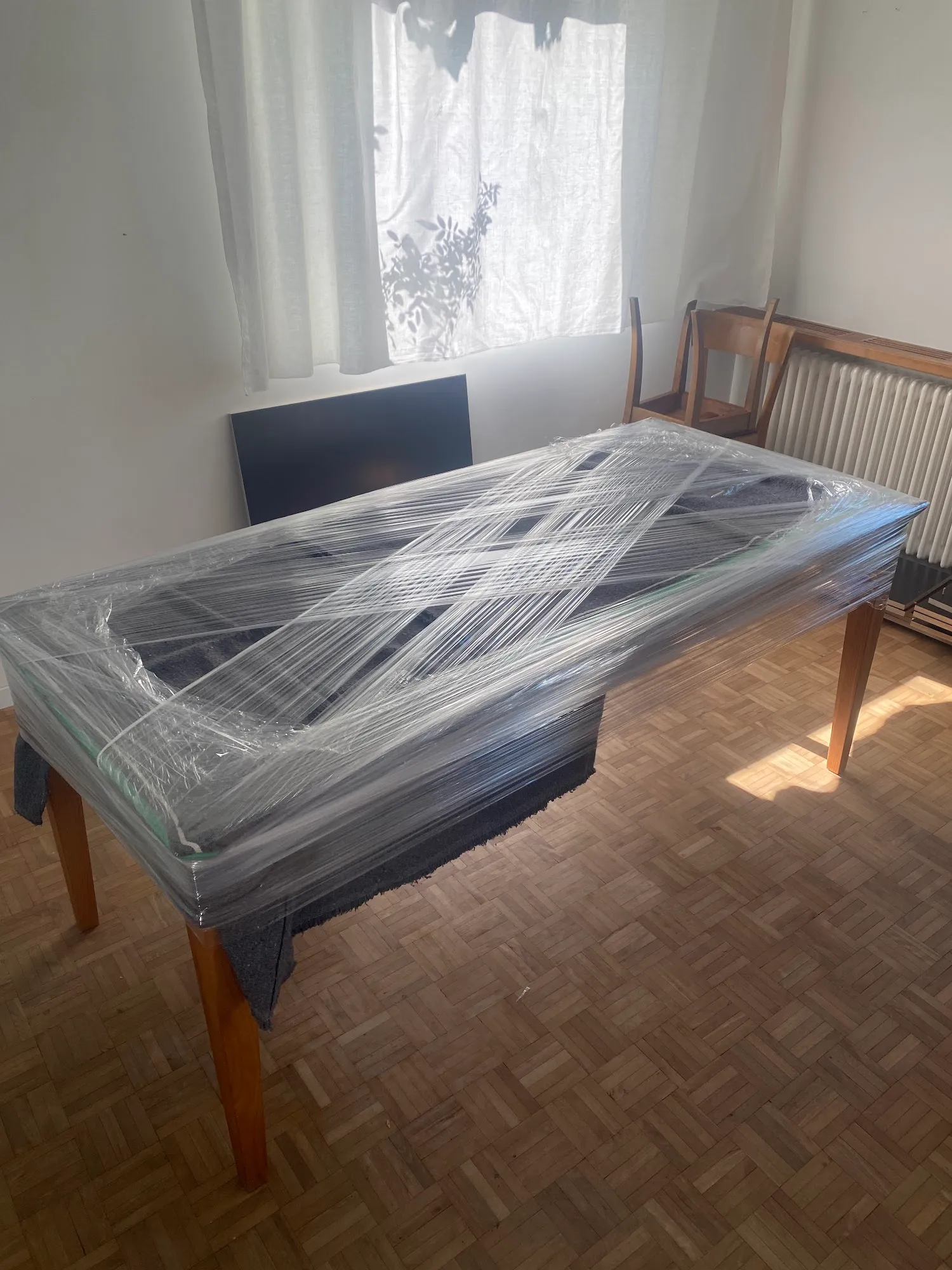 Mit Schutzdecken und Folie geschützter Esstisch